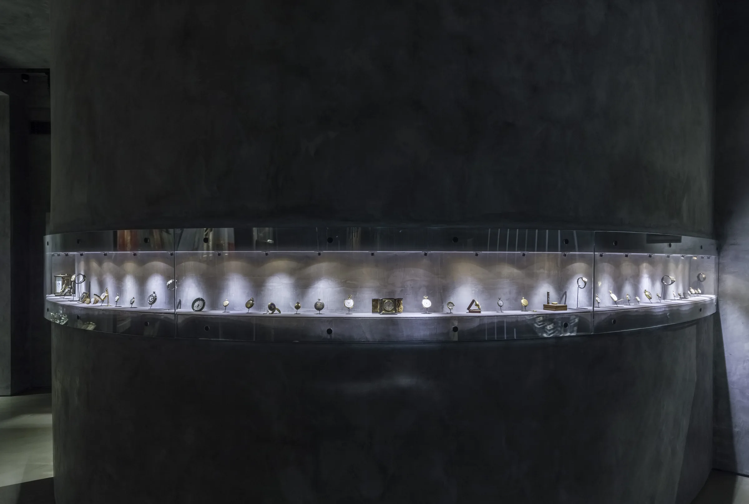 Une longue vitrine incurvée de la galerie des bijoux, éclairée de l’intérieur.