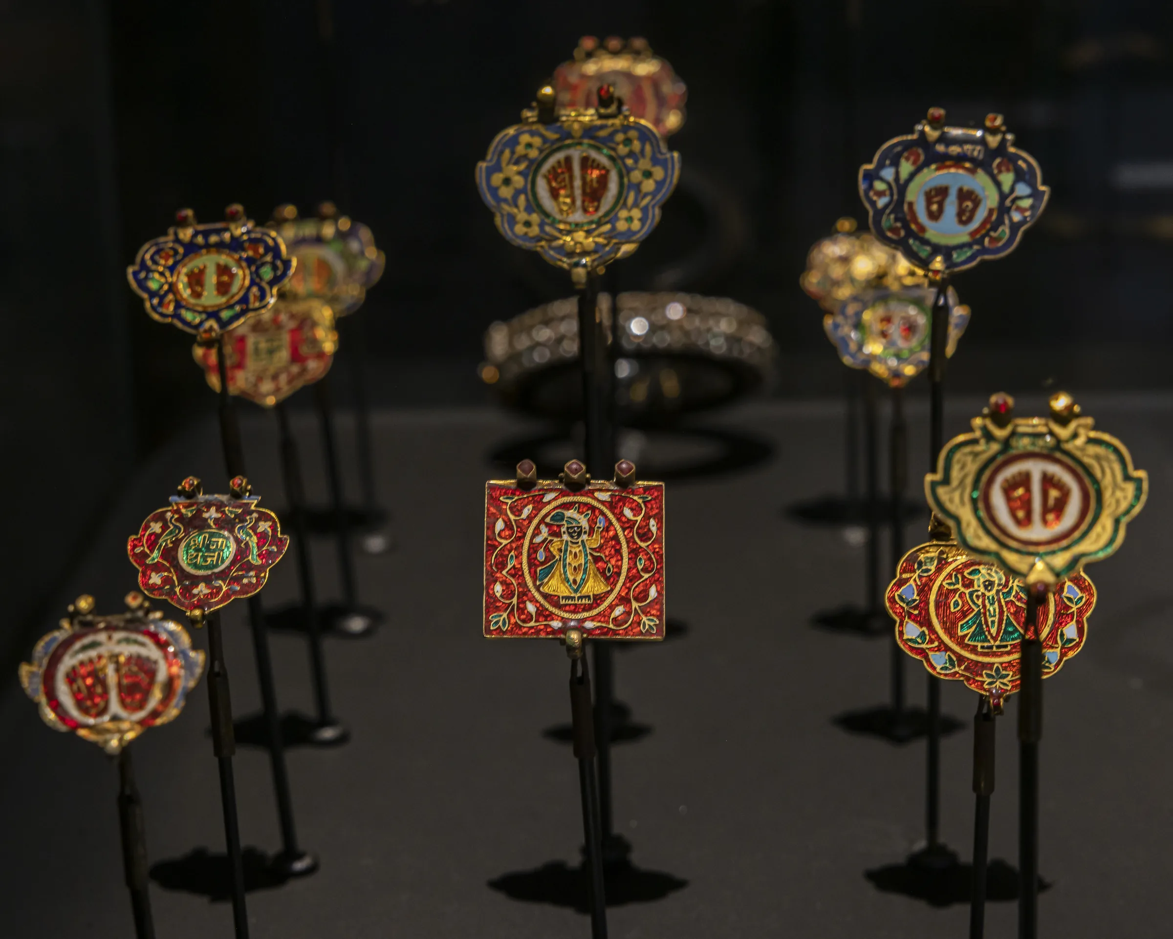 Pendentifs émaillés sur supports, ornés d’empreintes de pieds et d’une figure de Shrinathji.