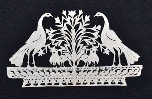 Un pochoir sanjhi du XIXe siècle découpé d’un motif de paon.