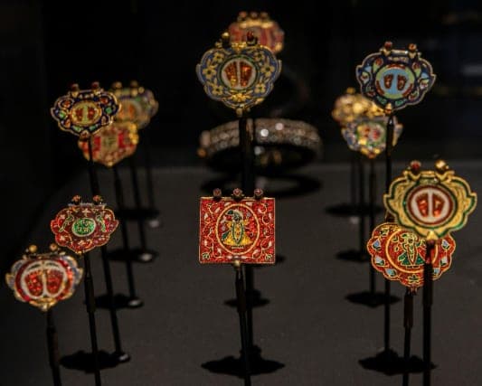 Colgantes de Shrinathji esmaltados, colección del Museo Gyan.