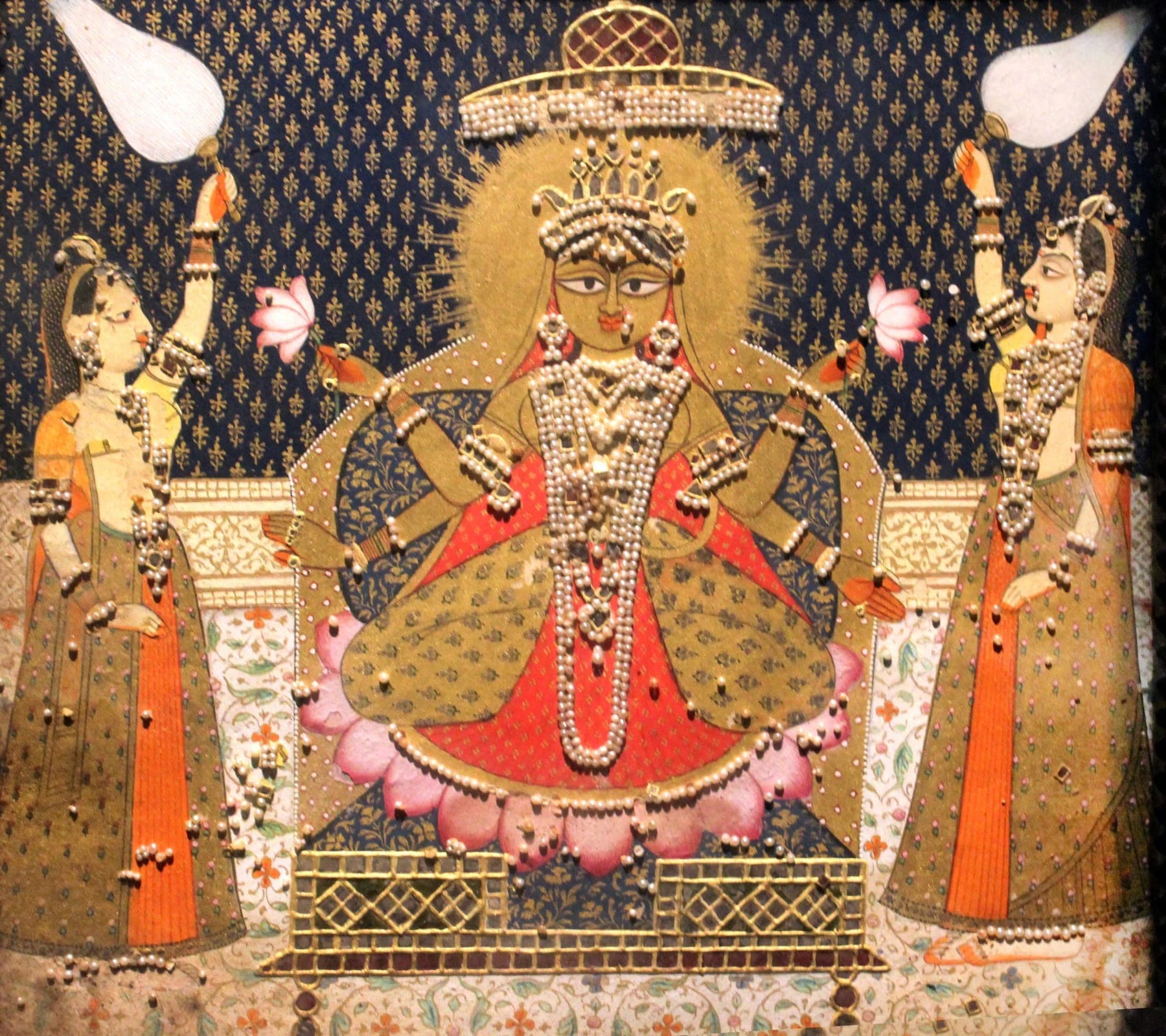 Une miniature de la déesse Lakshmi sertie de perles de Basra.